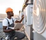 img-hvac-technician-working-on-roof