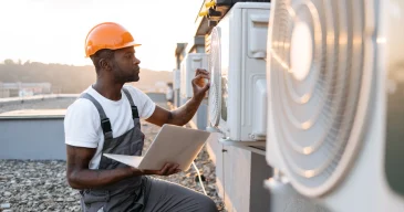 img-hvac-technician-working-on-roof img-hvac-technician-working-on-roof